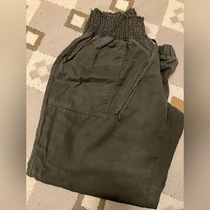 Lightweight size large maternity crop pants in olive green